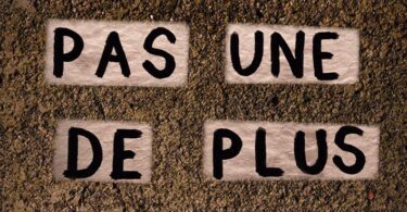 collage "pas une de plus"